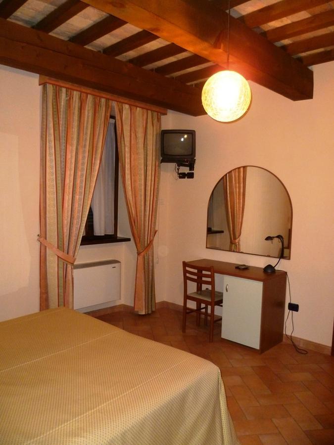 Hotel Santa Chiara SantʼAngelo in Vado Exterior foto