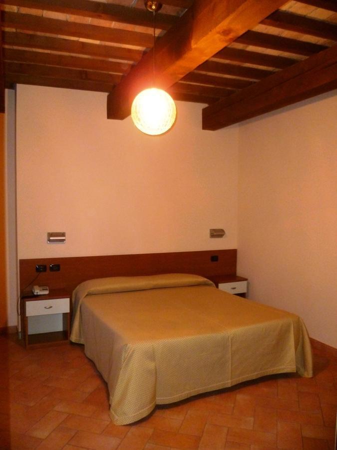Hotel Santa Chiara SantʼAngelo in Vado Habitación foto